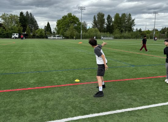 Mountain View Middle School student playing disc golf